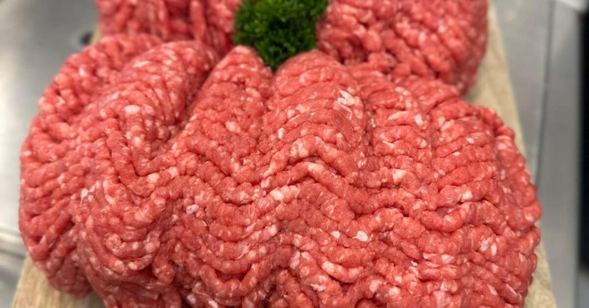 beef mince, cheap cuts of beef Melbourne, beef, premium beef mince, Lilydale butchers, wooden board with beef mince